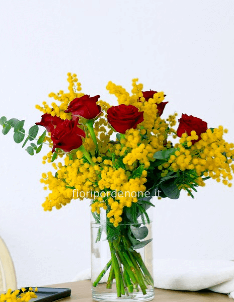 bouquet rose rosse e mimosa