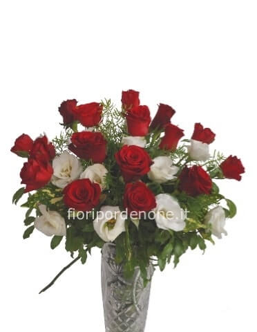Bouquet rose rosse con fiori bianchi